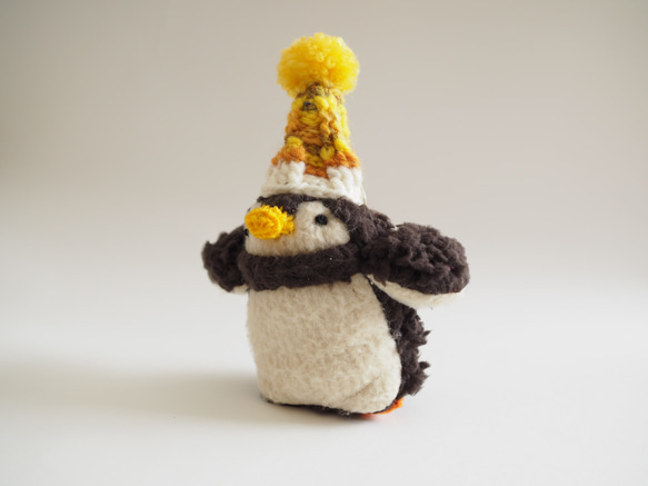 ポンポンニット帽のモコモコふっくらミニペンギン(黄色) 2枚目の画像