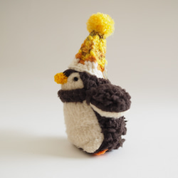 ポンポンニット帽のモコモコふっくらミニペンギン(黄色) 4枚目の画像