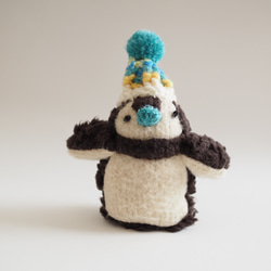 ポンポンニット帽のモコモコふっくらミニペンギン 1枚目の画像
