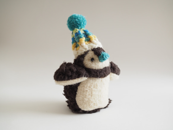 ポンポンニット帽のモコモコふっくらミニペンギン 4枚目の画像