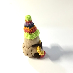 小さなカラフルニット帽のお座りウクレレピーナッツくんのぬいぐるみ 3枚目の画像