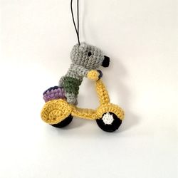 カラシ色のスクーターのネズミくんの編みぐるみ あみぐるみ