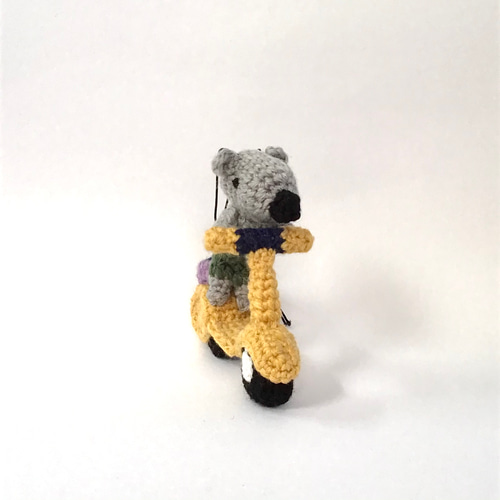 カラシ色のスクーターのネズミくんの編みぐるみ あみぐるみ