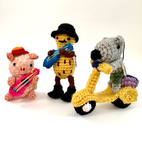 カラシ色のスクーターのネズミくんの編みぐるみ あみぐるみ