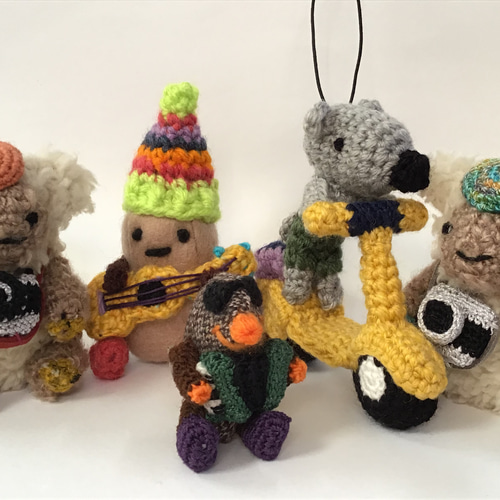 カラシ色のスクーターのネズミくんの編みぐるみ あみぐるみ