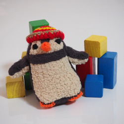 小さい「太っちょペンギン」(オレンジくちばし・幼稚園帽) 1枚目の画像