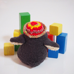 小さい「太っちょペンギン」(オレンジくちばし・幼稚園帽) 4枚目の画像