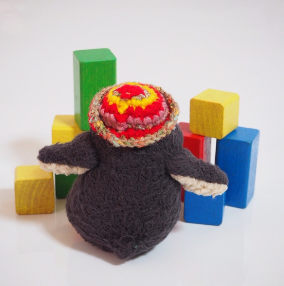 小さい「太っちょペンギン」(オレンジくちばし・幼稚園帽) 4枚目の画像