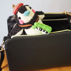 亮綠色的鍵盤口琴演奏企鵝毛絨玩具 第6張的照片
