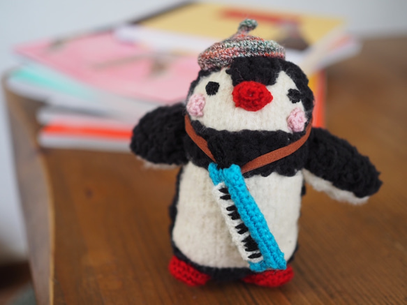 明亮的藍色鍵盤口琴企鵝長毛絨玩具 第4張的照片