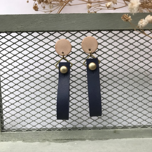 皮革耳環_耳針式_圓緞帶1號作品_原皮搭深藍_Leather Earring 第1張的照片