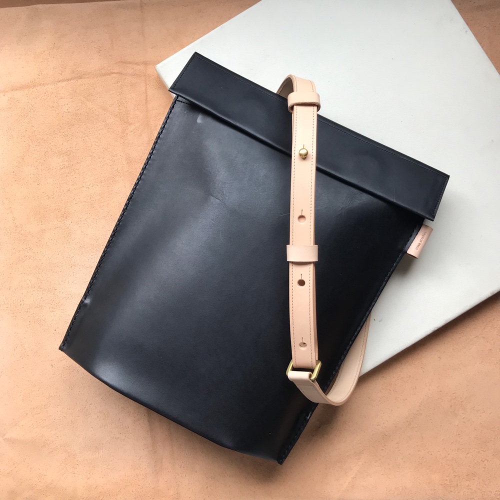 封筒バッグ／見えないマグネットボタンの開口部／黒