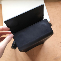幾何学的な四角いバッグ|ストレートタイプ|見えない磁気バックルの大きな開口部|黒 3枚目の画像