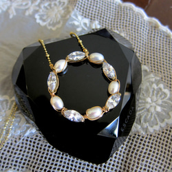 Minertés=真珠、ジルコン、サークル真鍮ネックレス 1枚目の画像