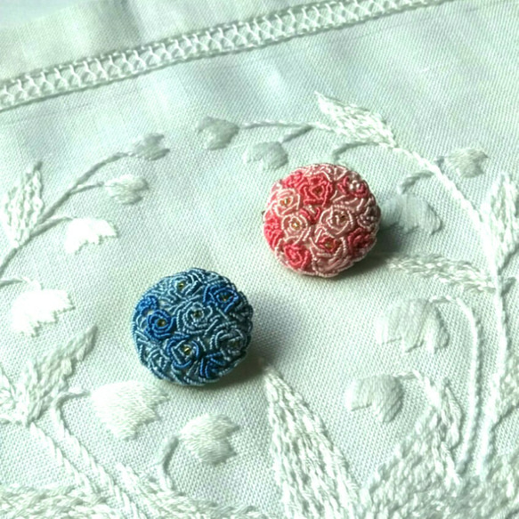 薔薇模様の刺繍ブローチ 1枚目の画像