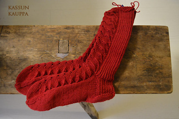 北欧フィンランド　手編み毛糸の靴下　(赤) 1枚目の画像