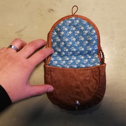 フィンランド　サーミ伝統工芸　トナカイのレザーバッグ　 小 2枚目の画像