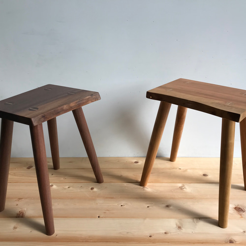 ブラックウォールナットの耳付きスツール