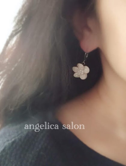 ウエディングアクセサリーに/お花モチーフスワロフスキークリスタルピアス/イヤリング・　ぶら下がるタイプ、スタッドタイプ