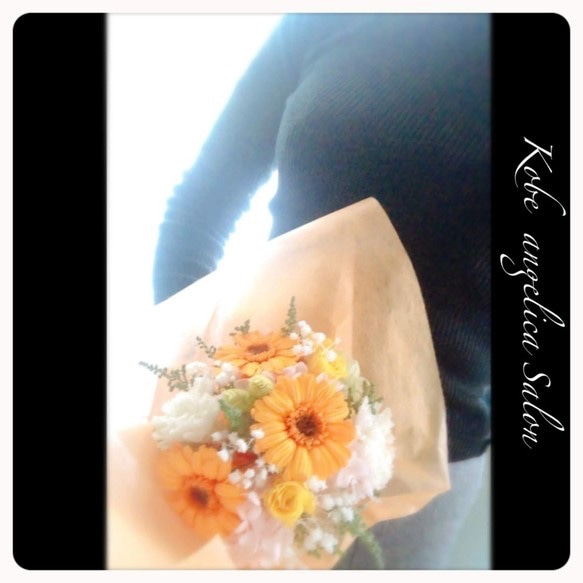 カジュアルブーケプリザーブドフラワー　ビタミンカラーの花束・オレンジガーベラ・かすみ草、カーネーション、両親贈呈にも 1枚目の画像