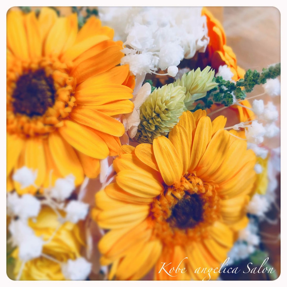 カジュアルブーケプリザーブドフラワー　ビタミンカラーの花束・オレンジガーベラ・かすみ草、カーネーション、両親贈呈にも 4枚目の画像