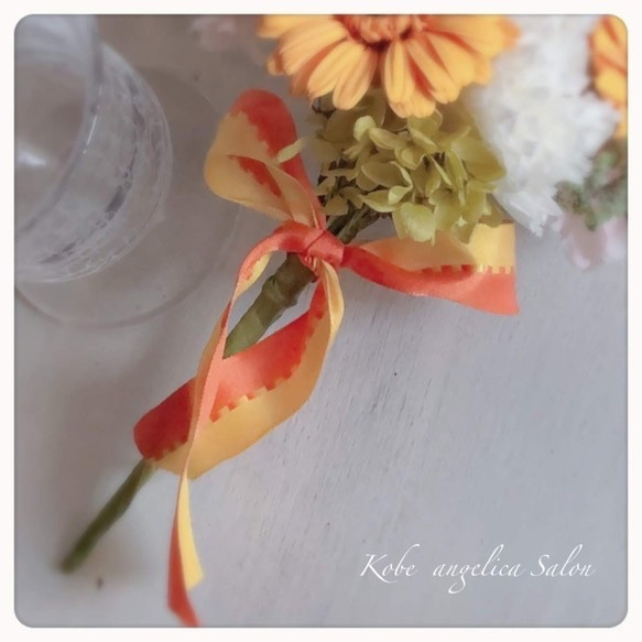 カジュアルブーケプリザーブドフラワー　ビタミンカラーの花束・オレンジガーベラ・かすみ草、カーネーション、両親贈呈にも 5枚目の画像