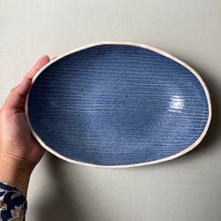 藍色×白色細線楕円鉢 3枚目の画像