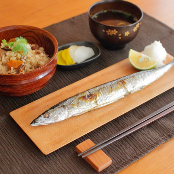 サンマを乗せるのにちょうどいい木製皿（チェリー長皿） 1枚目の画像