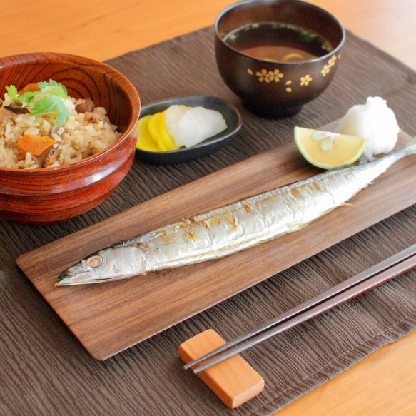 サンマを乗せるのにちょうどいい木製皿（ウォールナット長皿） 1枚目の画像