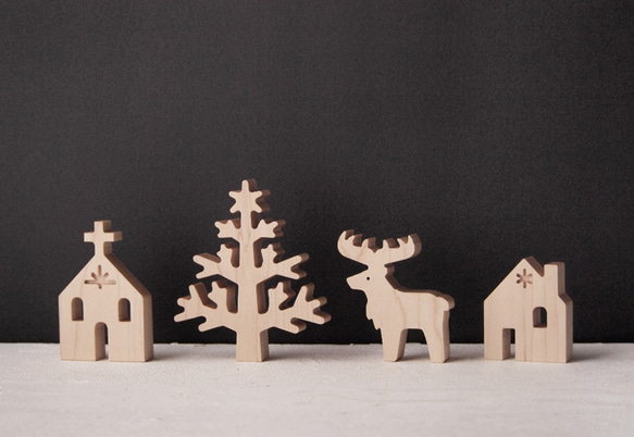雪の降る村(クリスマス飾り北欧インテリア木オーナメント置物家新居新築引っ越し祝い) 1枚目の画像