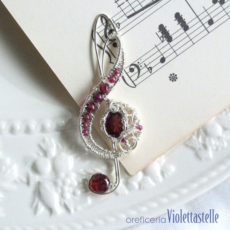【お値下げ】音楽記号のペンダントヘッド（シルバー、ガーネット）