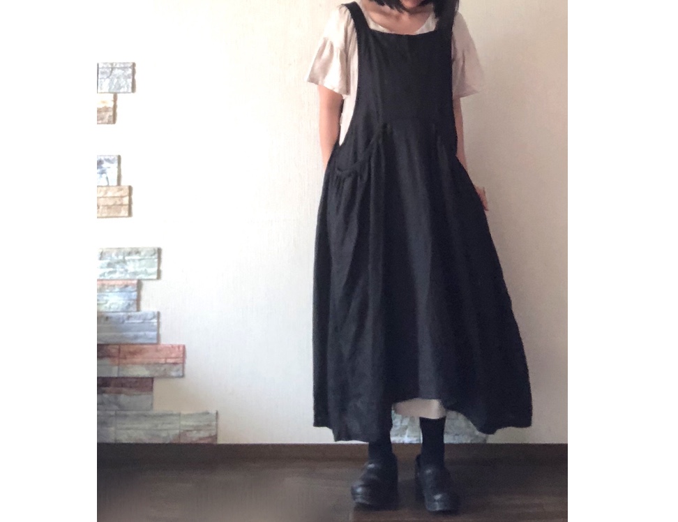 ギャザーポケット　黒　リネン100%　エプロンワンピース　２way  前後で着用いただけます。