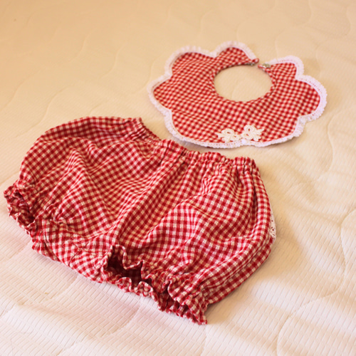 送料無料  2点セット  吊りベルトのカボチャパンツ&チェック柄スタイ 送料無料 2点セット 吊りベルトのカボチャパンツ&チェック柄スタイ