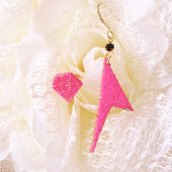 キラリ☆ピアス　ダイヤモンド型×イナズマ　Pinkフェルト 2枚目の画像