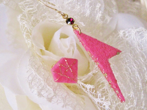 キラリ☆ピアス　ダイヤモンド型×イナズマ　Pinkフェルト 3枚目の画像