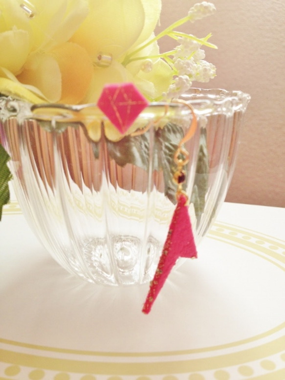 キラリ☆ピアス　ダイヤモンド型×イナズマ　Pinkフェルト 4枚目の画像