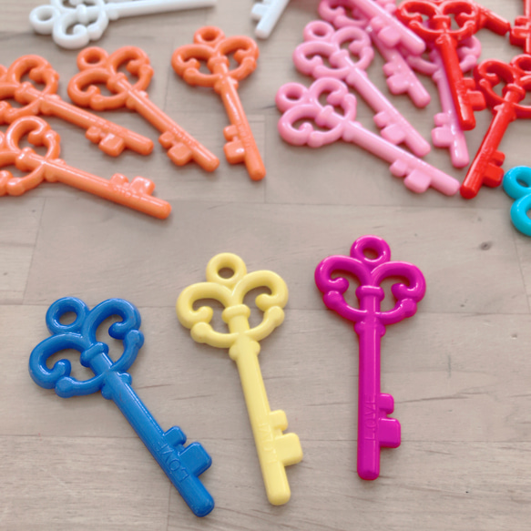 CB17】大きめ 鍵のプラスチックチャーム 8P チャーム ポプシーズ