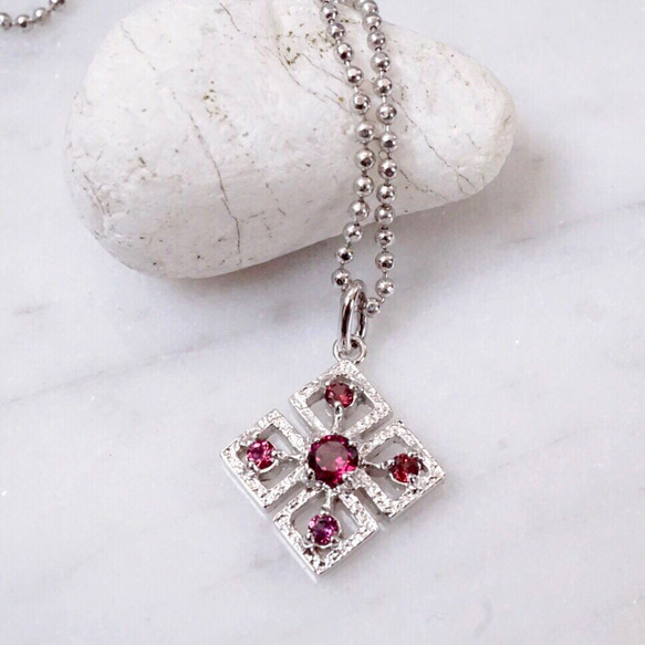 SV×ロードライトガーネットペンダント「clover」 ネックレス 