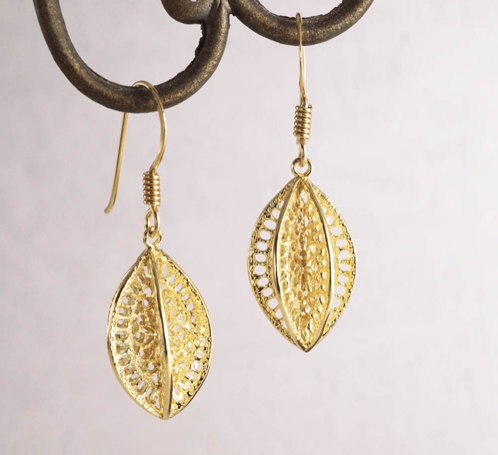 SV(K18GP)ピアス「nuts」