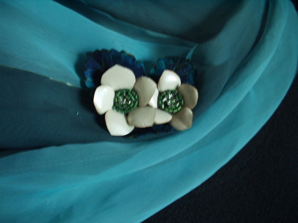 ホワイトの花ブルーの葉っぱ☆革で作った小さめコサージュ 1枚目の画像