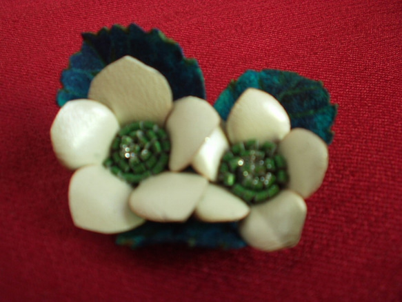 ホワイトの花ブルーの葉っぱ☆革で作った小さめコサージュ 2枚目の画像