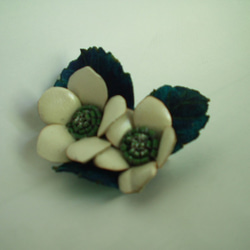 ホワイトの花ブルーの葉っぱ☆革で作った小さめコサージュ 4枚目の画像