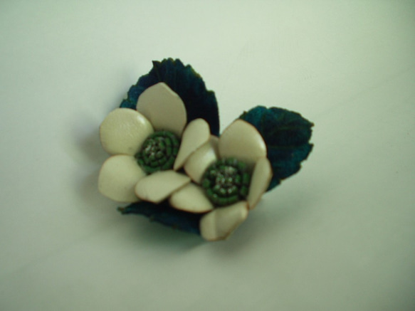 ホワイトの花ブルーの葉っぱ☆革で作った小さめコサージュ 4枚目の画像