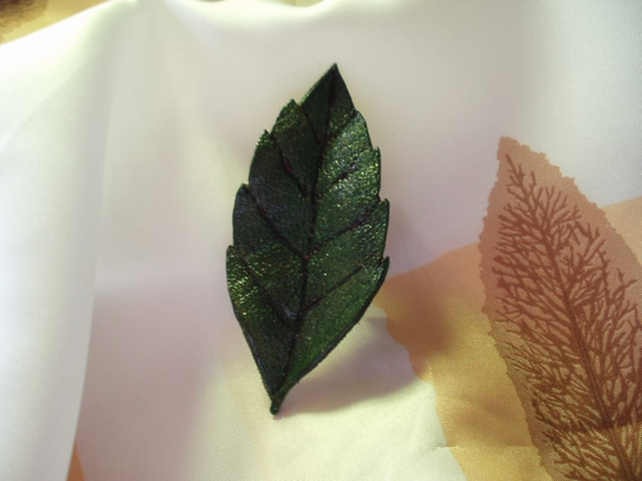 緑色の葉っぱのブローチ 2枚目の画像