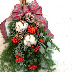 受注販売】赤い木の実とコットンのクリスマススワッグw 2枚目の画像