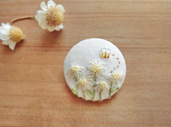 蜂とお花の刺繍ブローチ 1枚目の画像