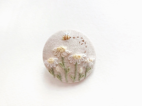 蜂とお花の刺繍ブローチ 2枚目の画像