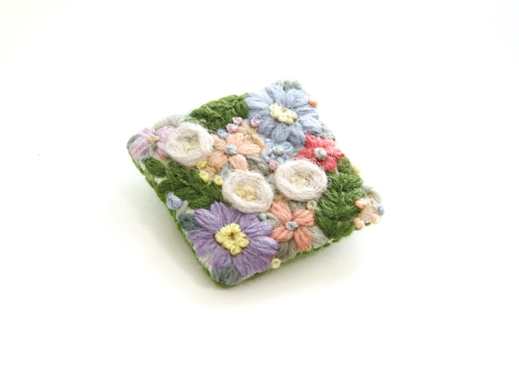 ウール刺繍ふっくらお花ブローチ 3枚目の画像