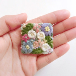 ウール刺繍ふっくらお花ブローチ 5枚目の画像