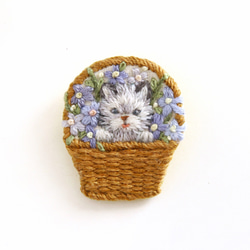 猫と花かごの刺繍ブローチ 1枚目の画像